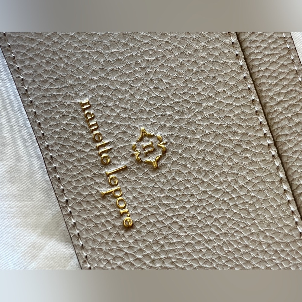 Nanette Lepore beige card holder on clip chain attachment to bag - Picture 3 of 5